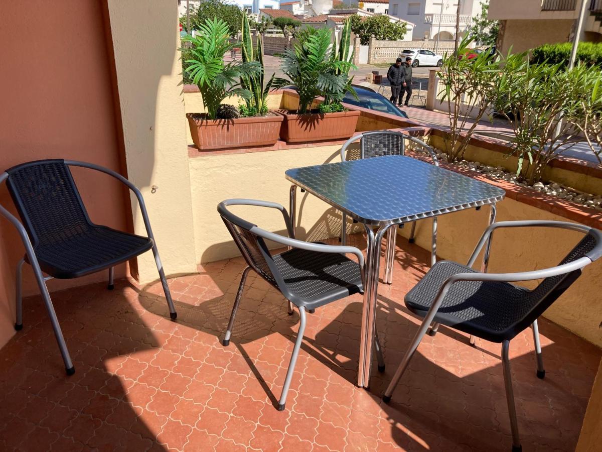 Tres Bel Appartement Entierement Renove Empuriabrava Exteriör bild